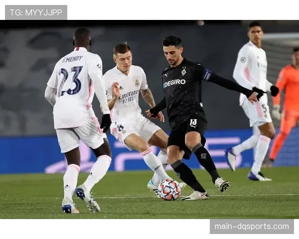 花絮：门兴格拉德巴赫赛前为功勋队长施廷德尔举办告别仪式